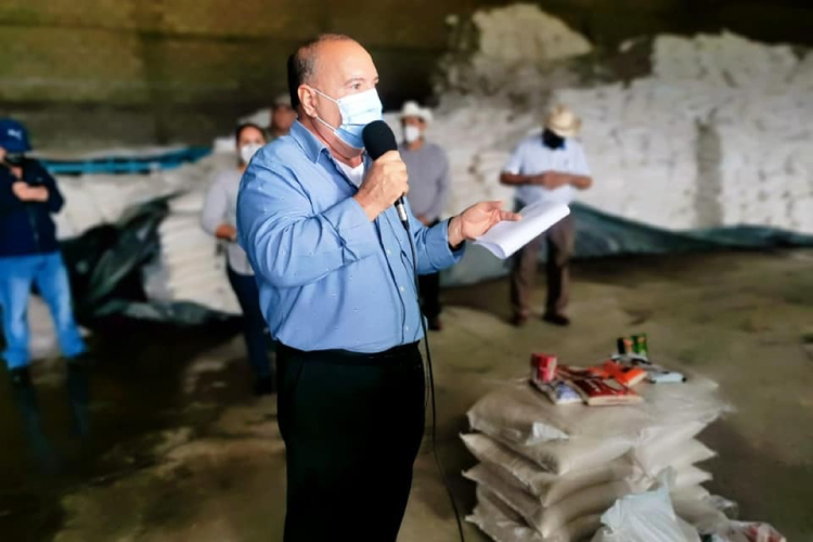 web Alcalde de Metapán Santa Ana Rigoberto Pinto entregando alimentos a damnificados por tormenta Amanda. Foto cortesía de Alcaldía